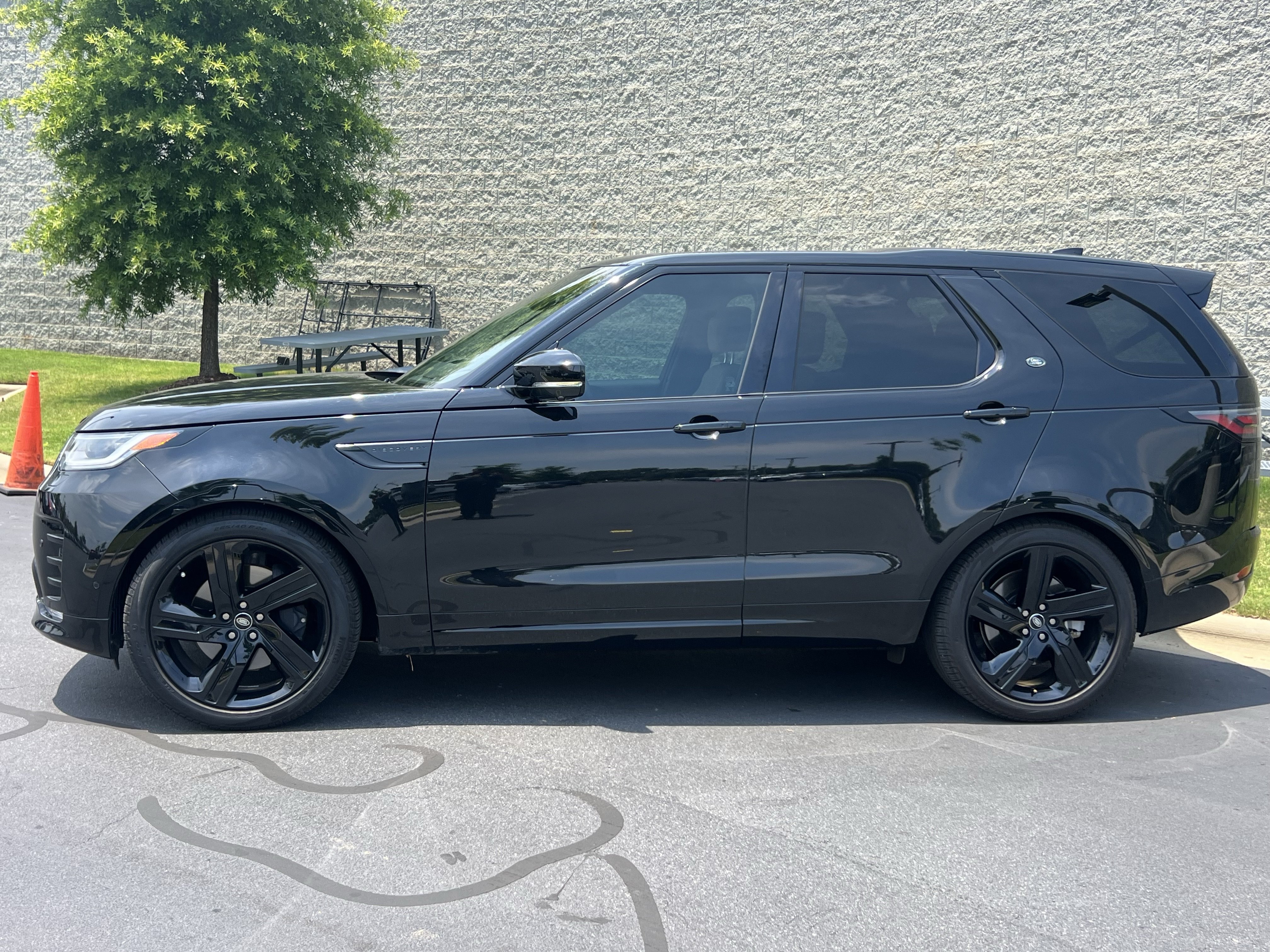 Certified 2025 Land Rover Discovery Dynamic SE AWD/4WD image 4