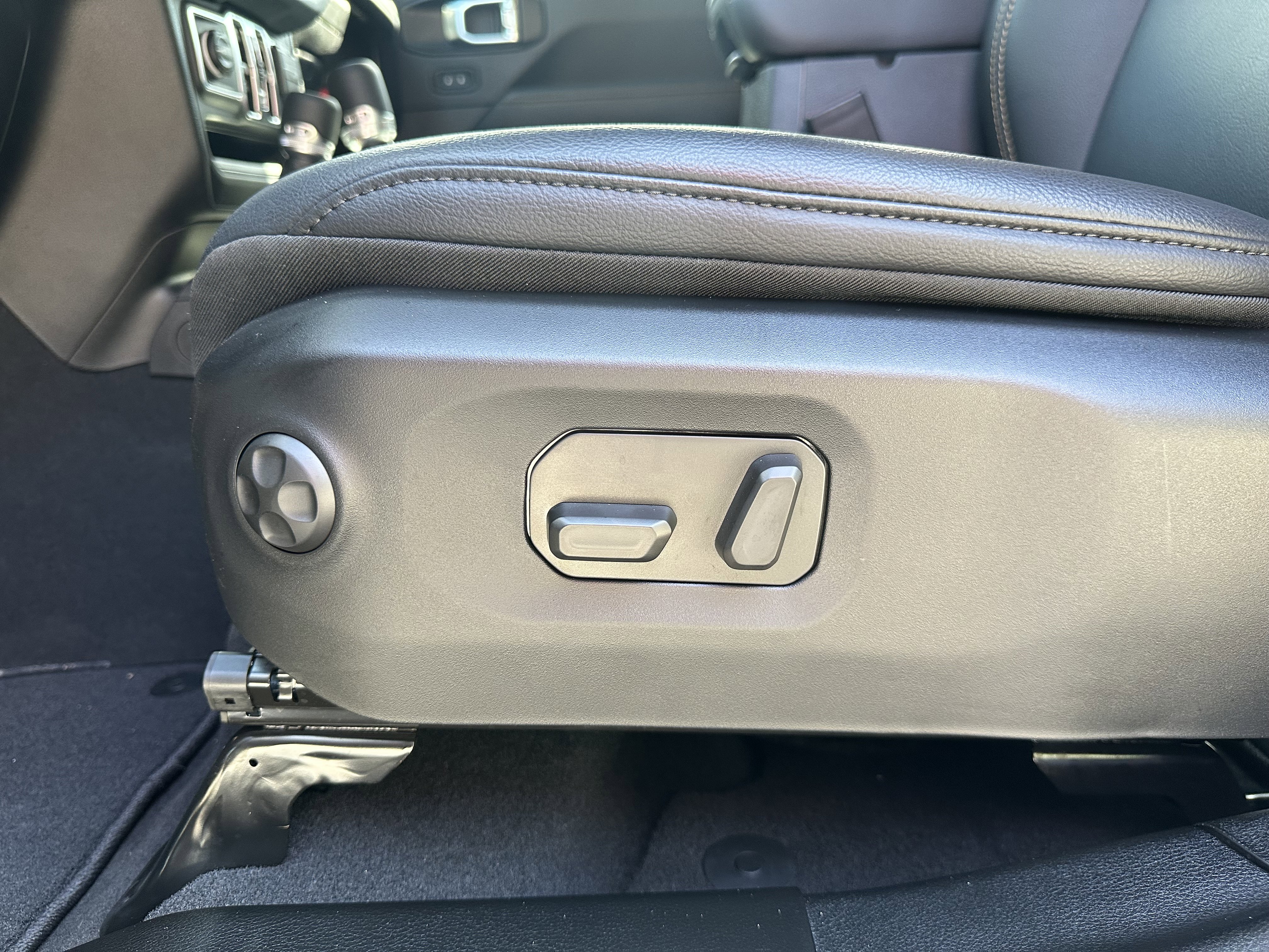 Used 2025 Jeep Wrangler Sahara w/ Safety Group image 28