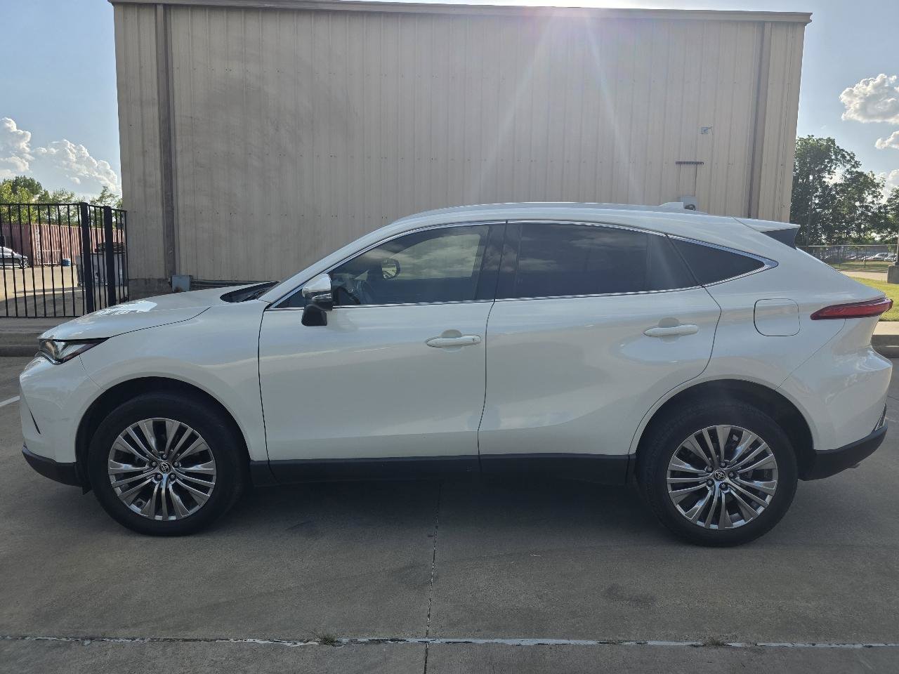Used 2022 Toyota Venza XLE AWD/4WD image 36
