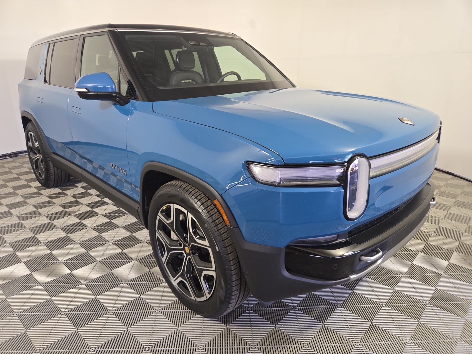 Used 2025 Rivian R1S Adventure Dual AWD/4WD image 7