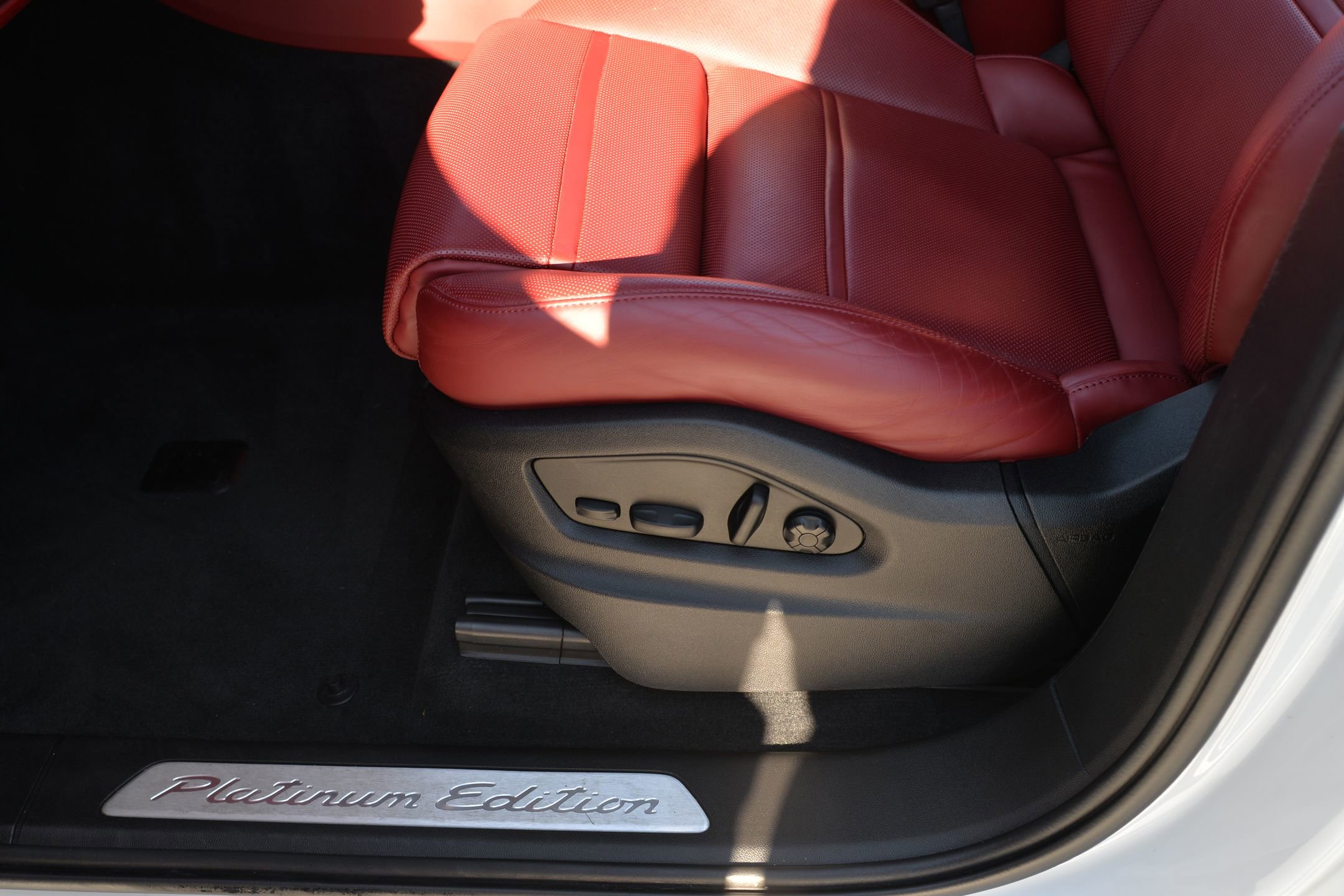 Certified 2023 Porsche Cayenne Platinum Edition image 28