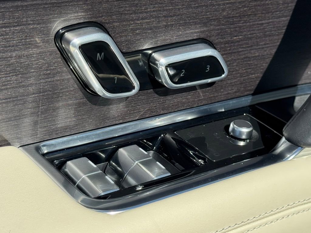 Used 2024 Land Rover Range Rover Long Wheelbase Autobiography image 17