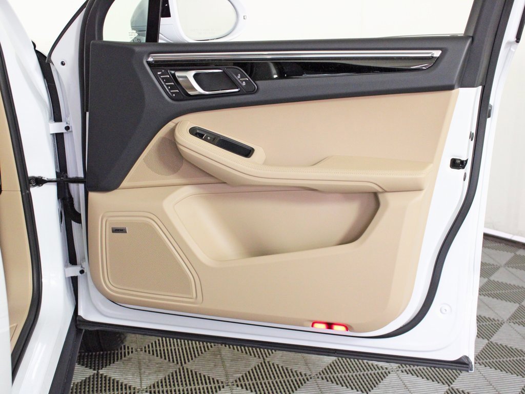 Certified 2025 Porsche Macan image 35