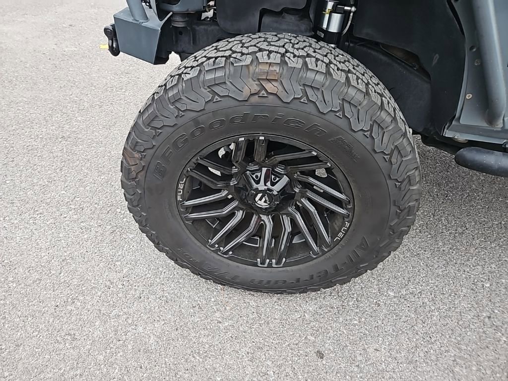 Used 2015 Jeep Wrangler Unlimited Rubicon w/ Connectivity Group image 13