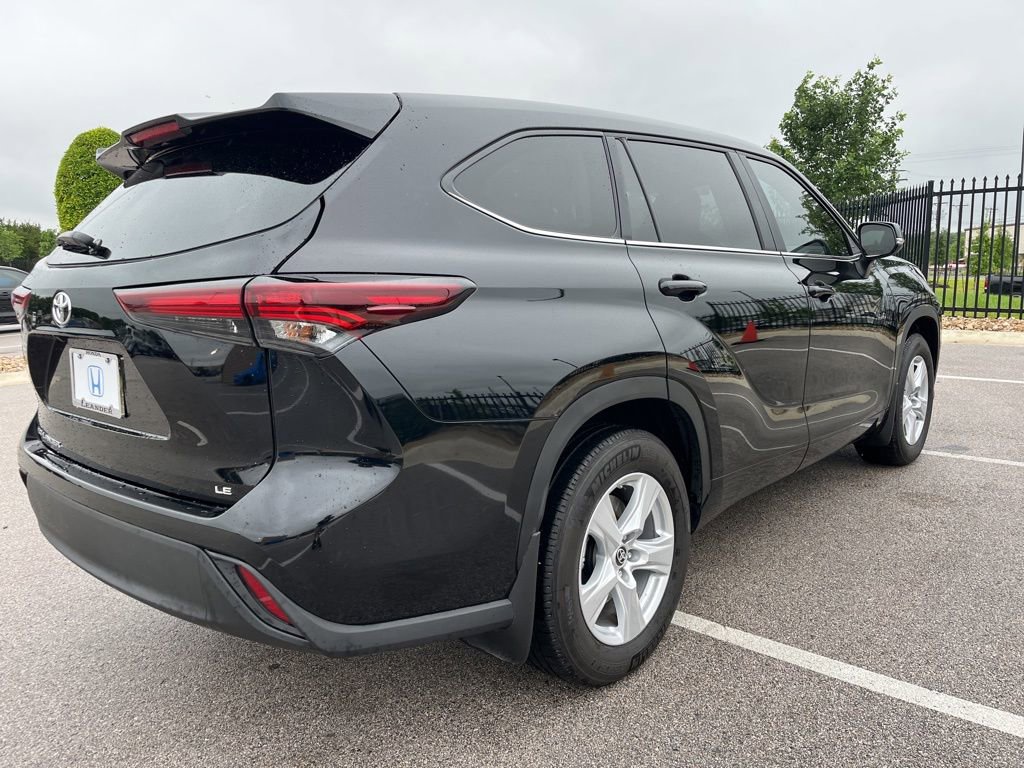 Used 2024 Toyota Highlander LE FWD image 4