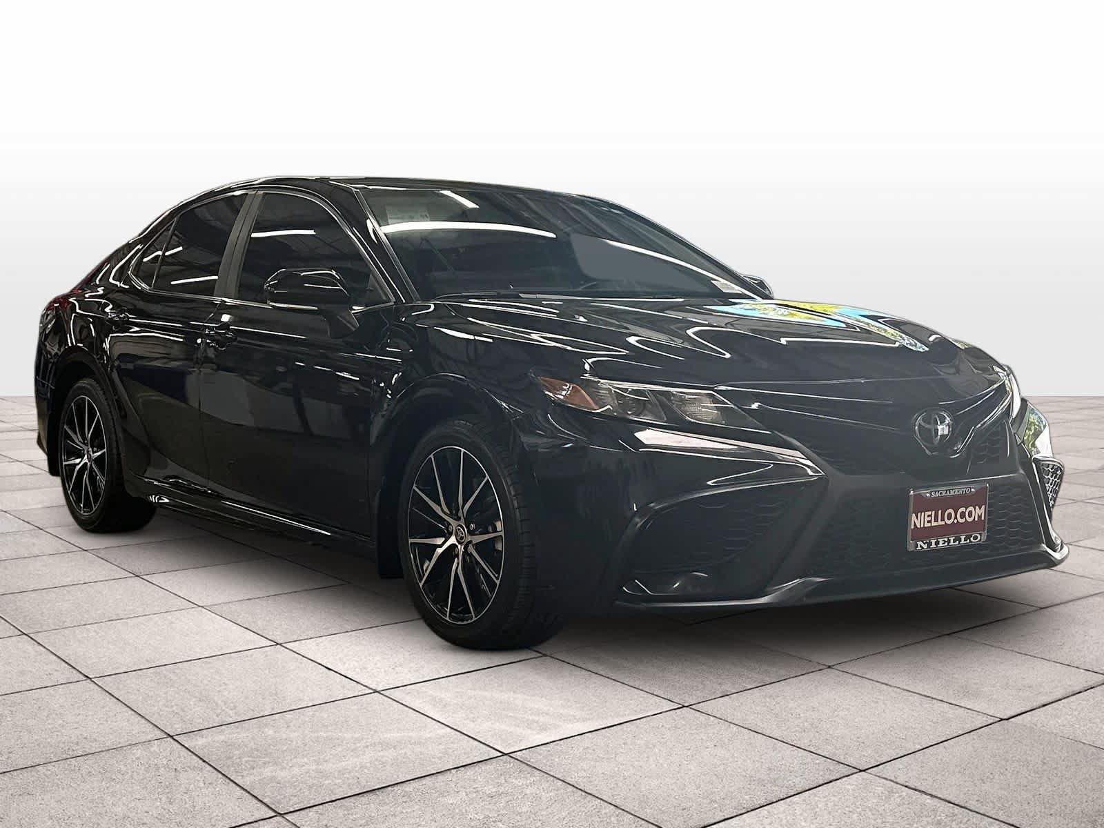 Used 2022 Toyota Camry SE w/ Convenience Package FWD image 3