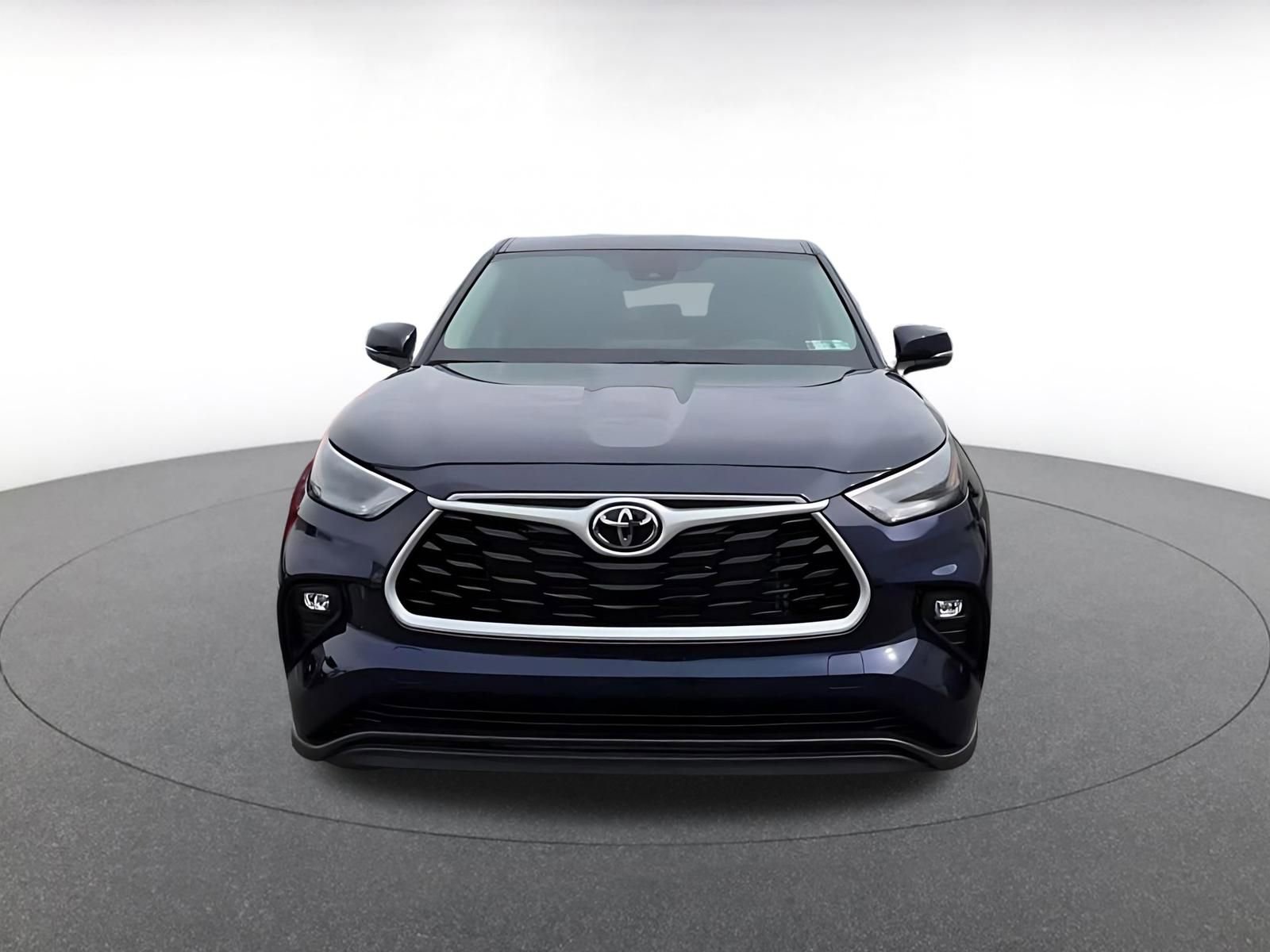 Used 2025 Toyota Highlander LE FWD image 3