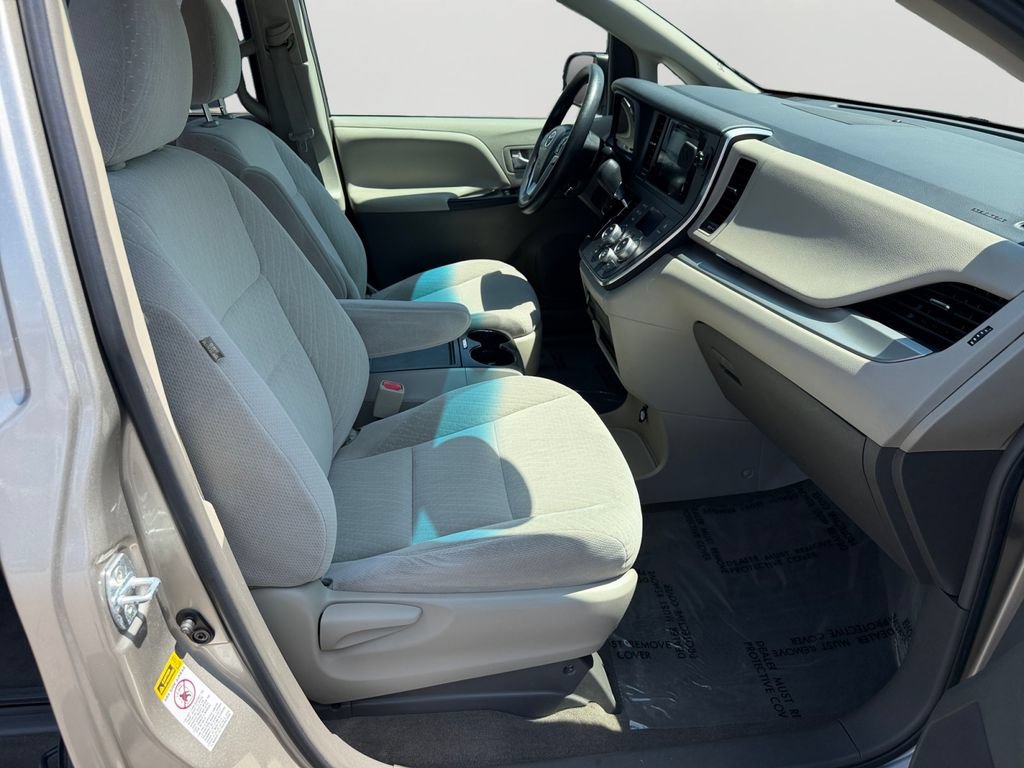 Used 2017 Toyota Sienna LE FWD image 12