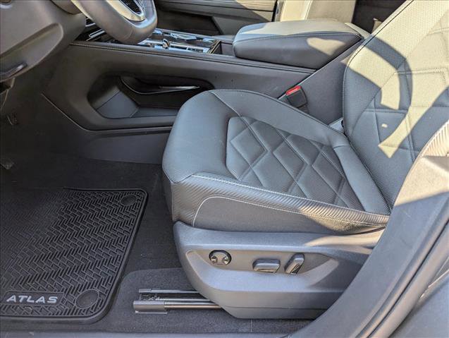 Certified 2025 Volkswagen Atlas Cross Sport SE w/ Panoramic Sunroof Package image 18