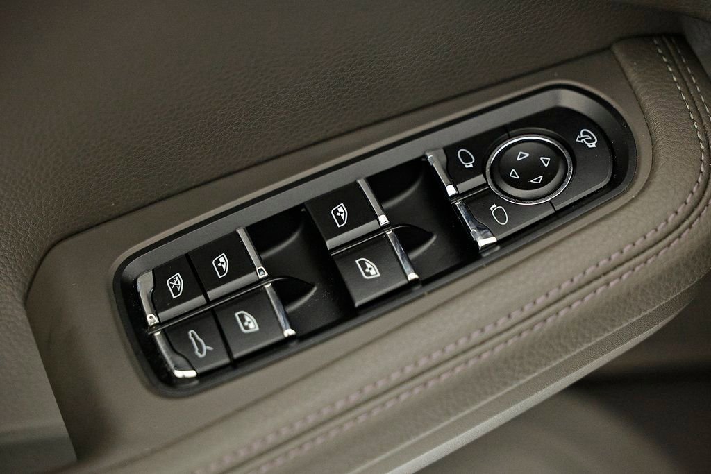 Certified 2025 Porsche Macan image 21