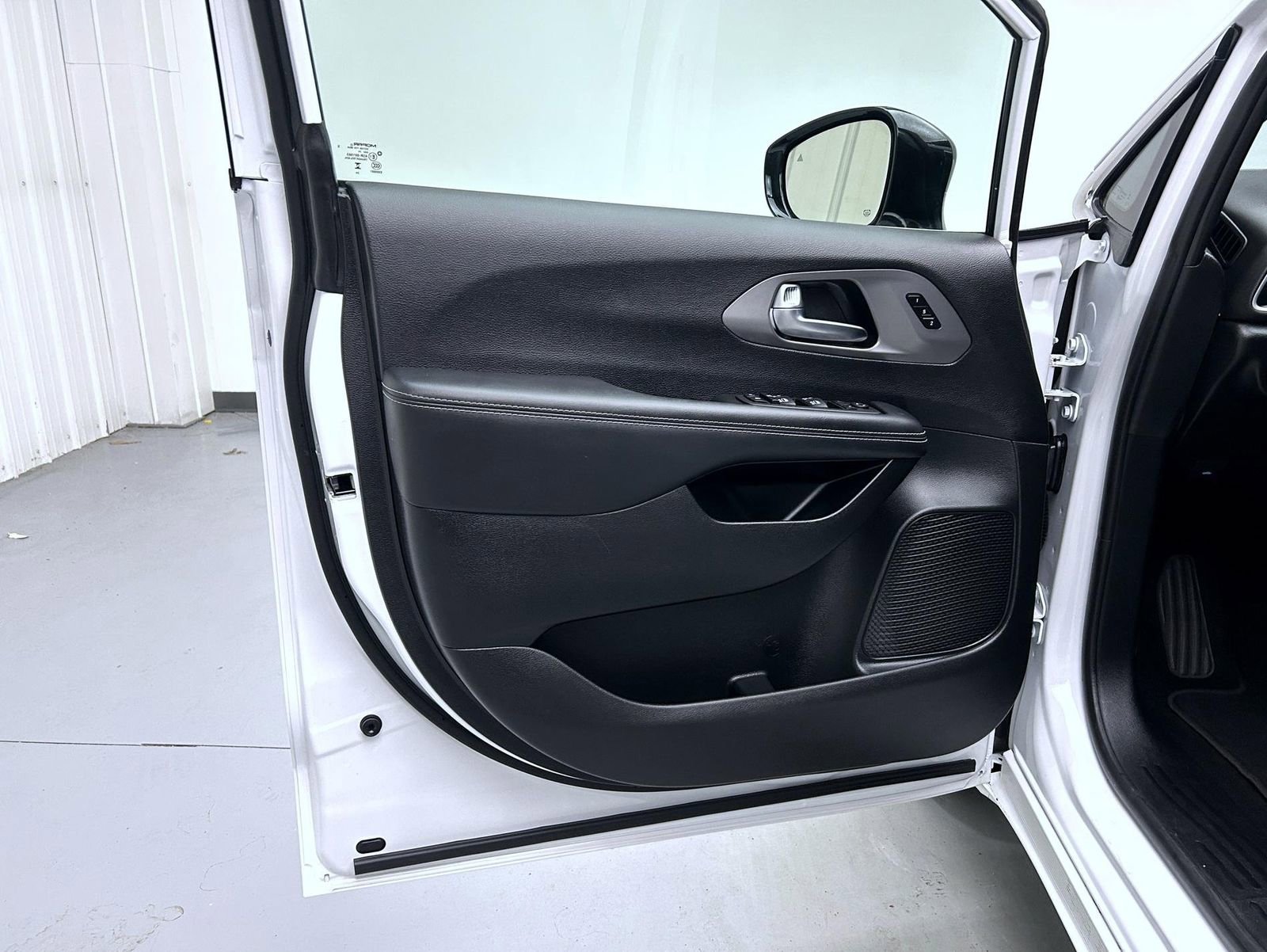 Used 2025 Chrysler Pacifica Select image 9