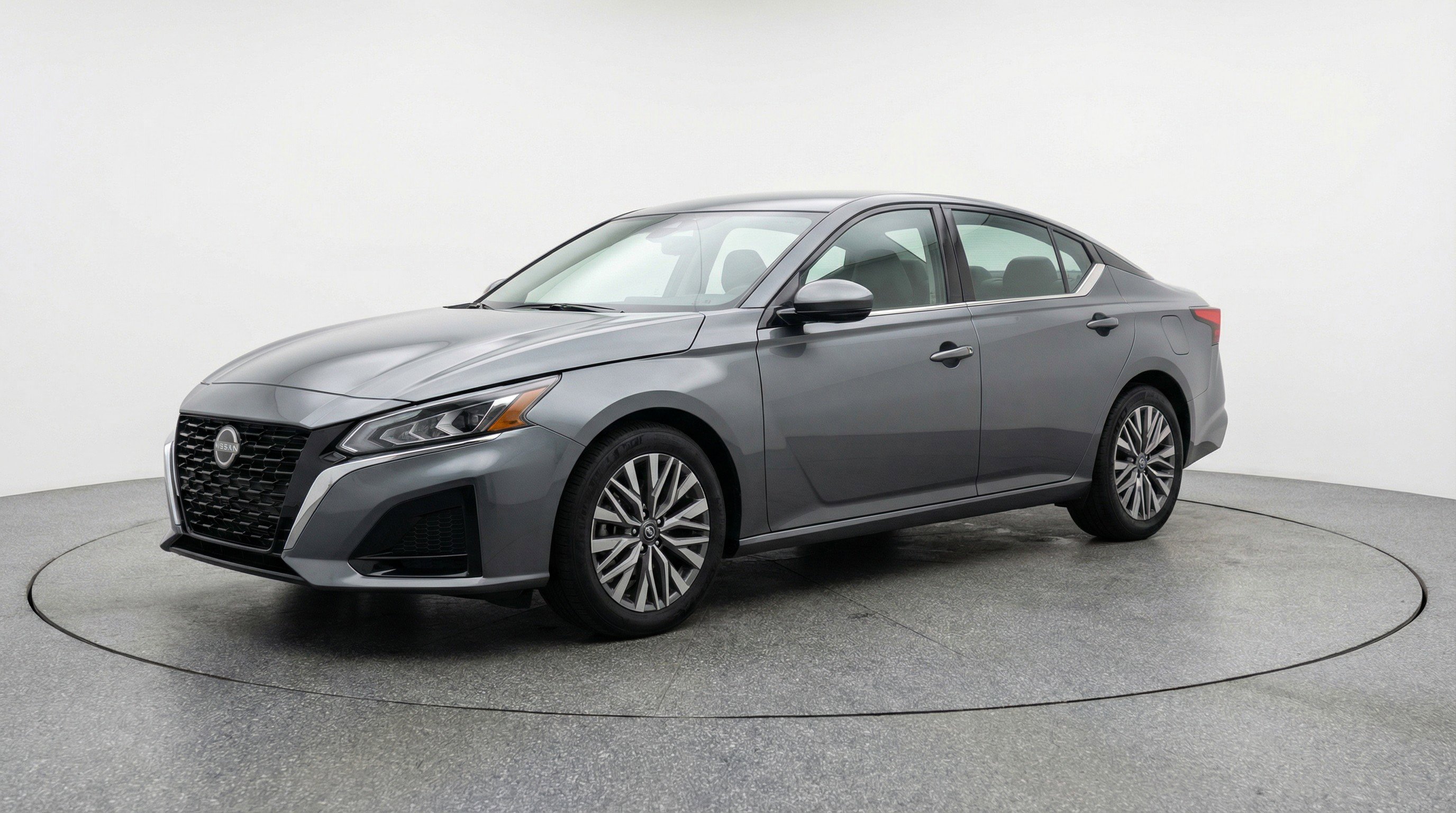 Used 2025 Nissan Altima 2.5 SV image 3