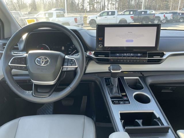 Used 2025 Toyota Sienna XLE image 14