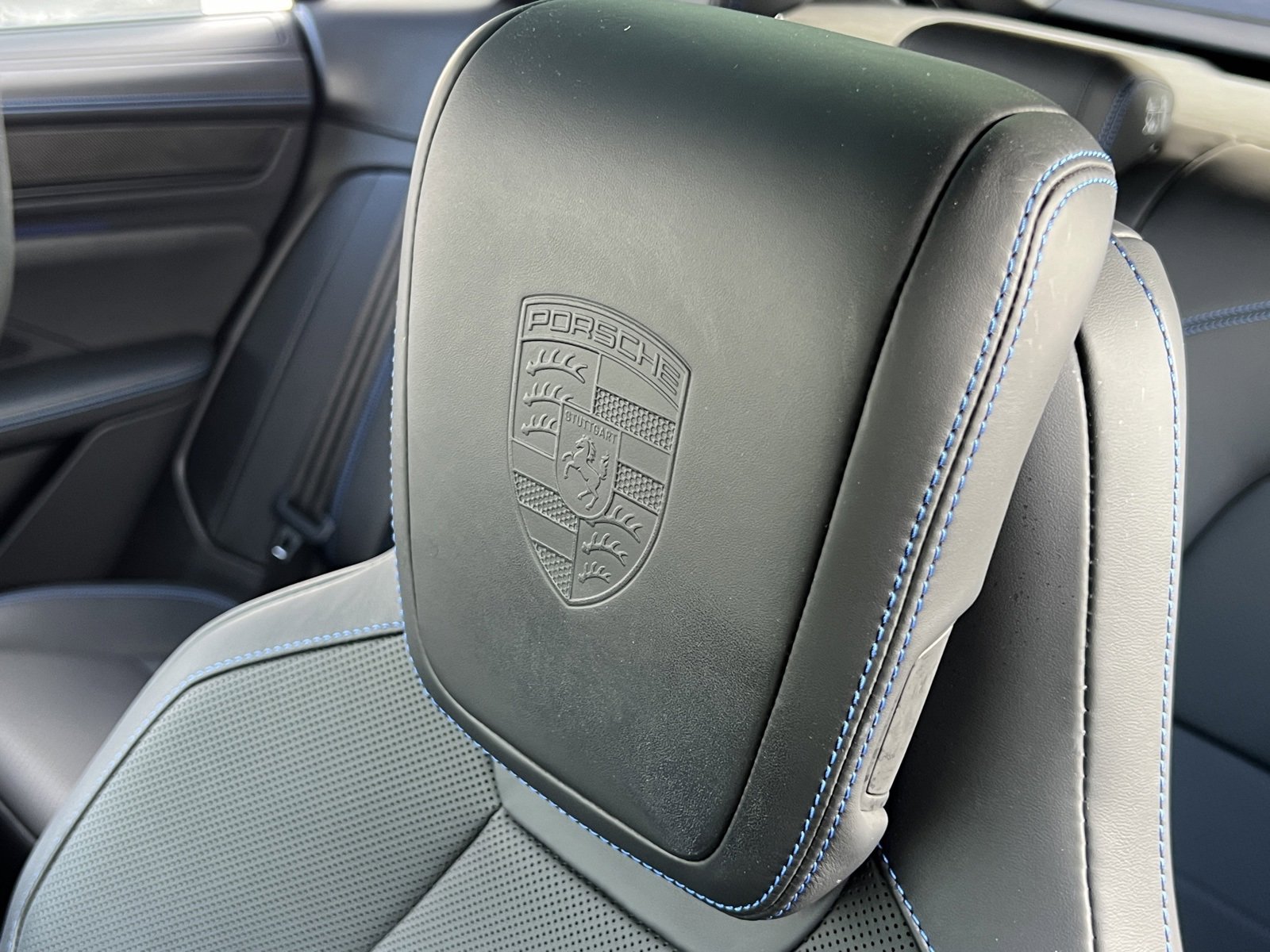 Certified 2025 Porsche Macan Turbo Electric image 31