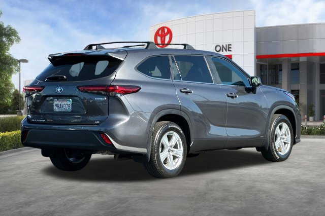 Used 2023 Toyota Highlander LE AWD/4WD image 4