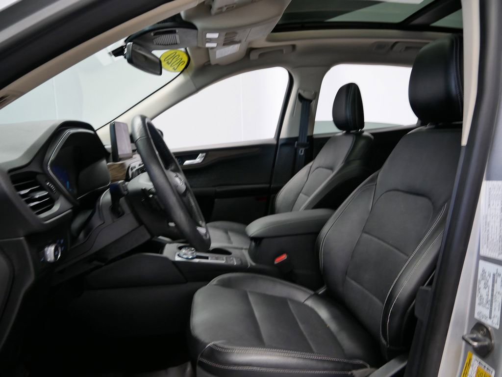 Used 2020 Ford Escape Titanium image 3