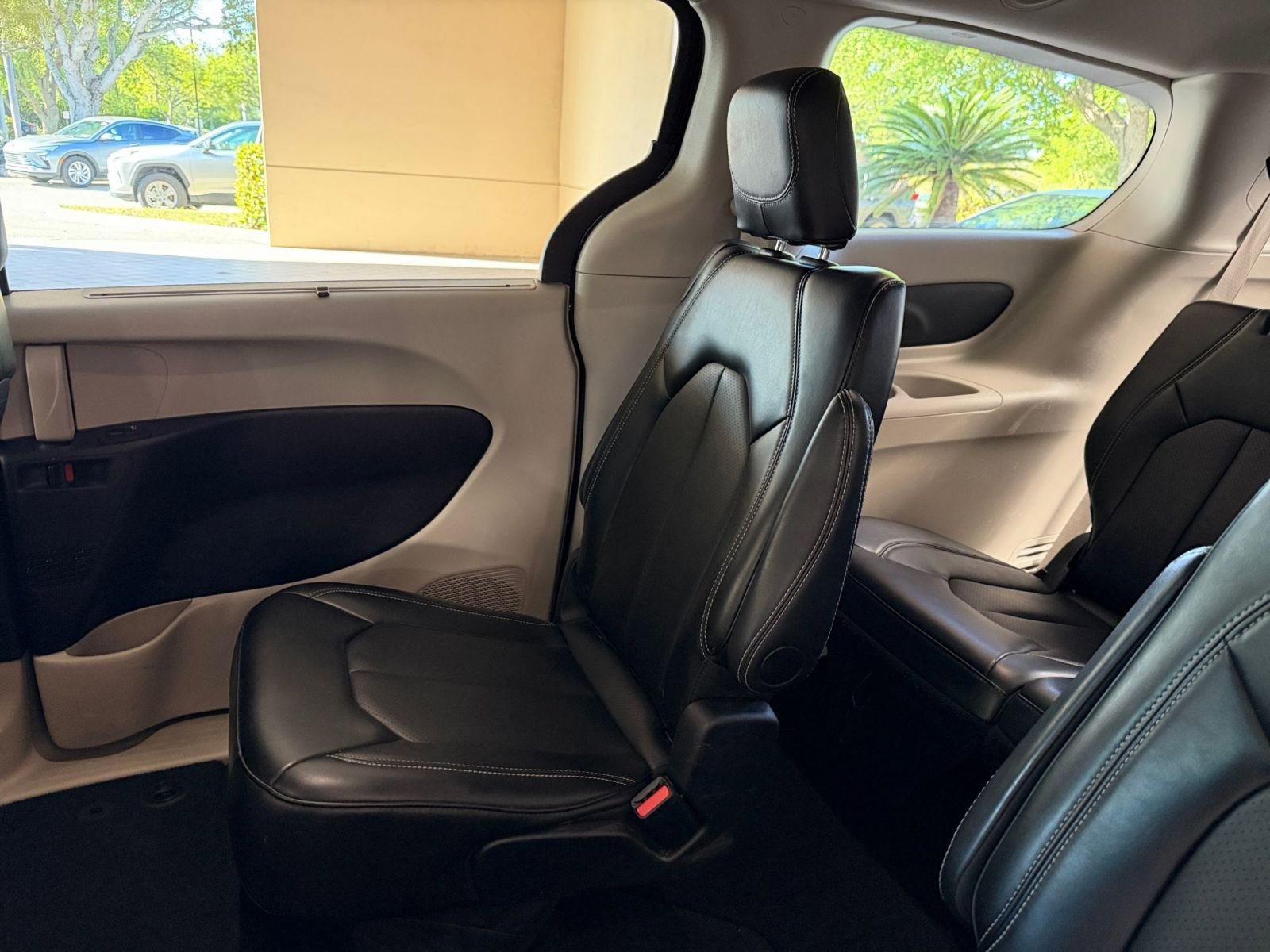 Used 2024 Chrysler Pacifica Touring-L image 37