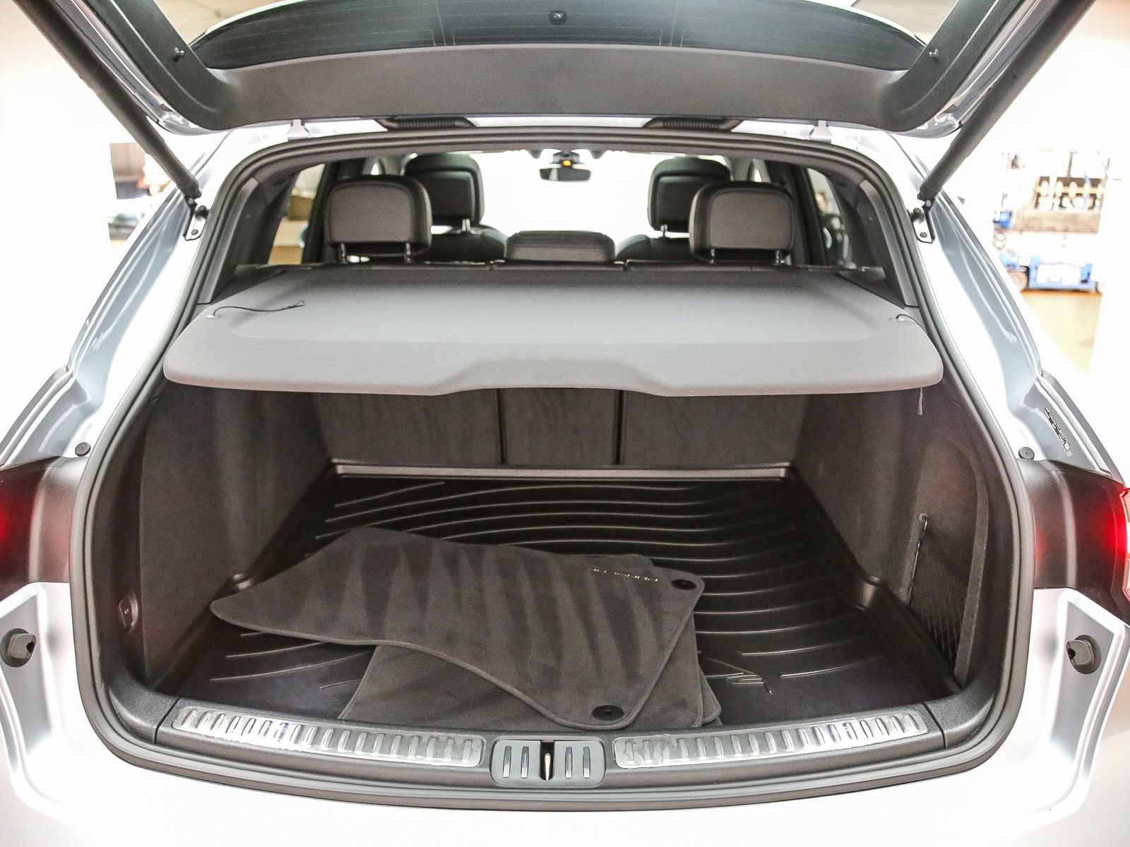 Certified 2026 Porsche Macan AWD/4WD image 30