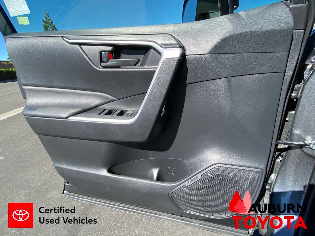 Certified 2025 Toyota RAV4 LE AWD/4WD image 31