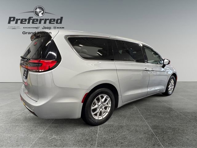 Used 2024 Chrysler Pacifica Touring-L FWD image 17