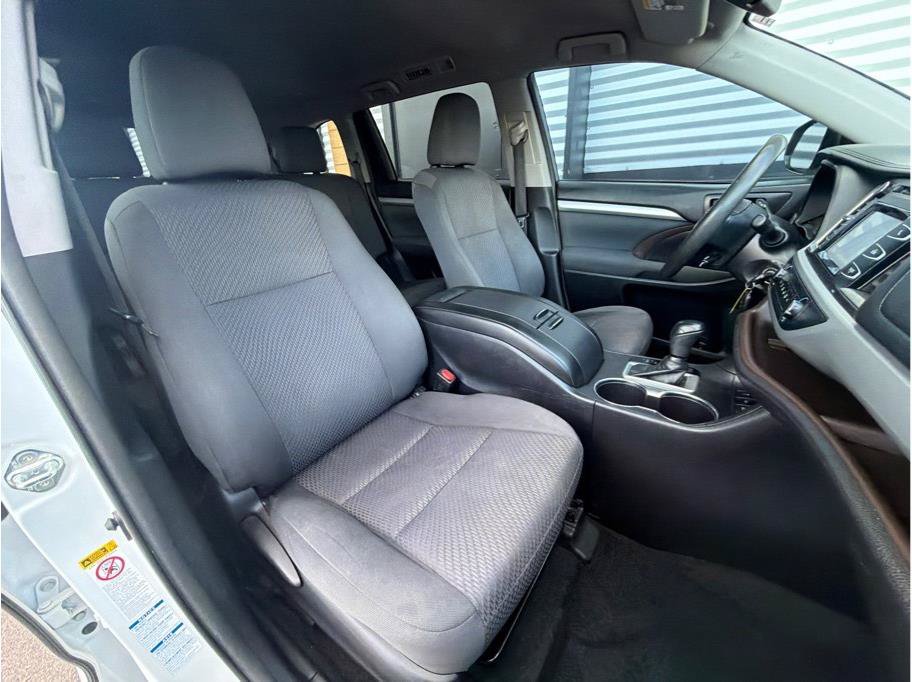 Used 2018 Toyota Highlander LE w/ Carpet Mat Package (TMS) AWD/4WD image 4