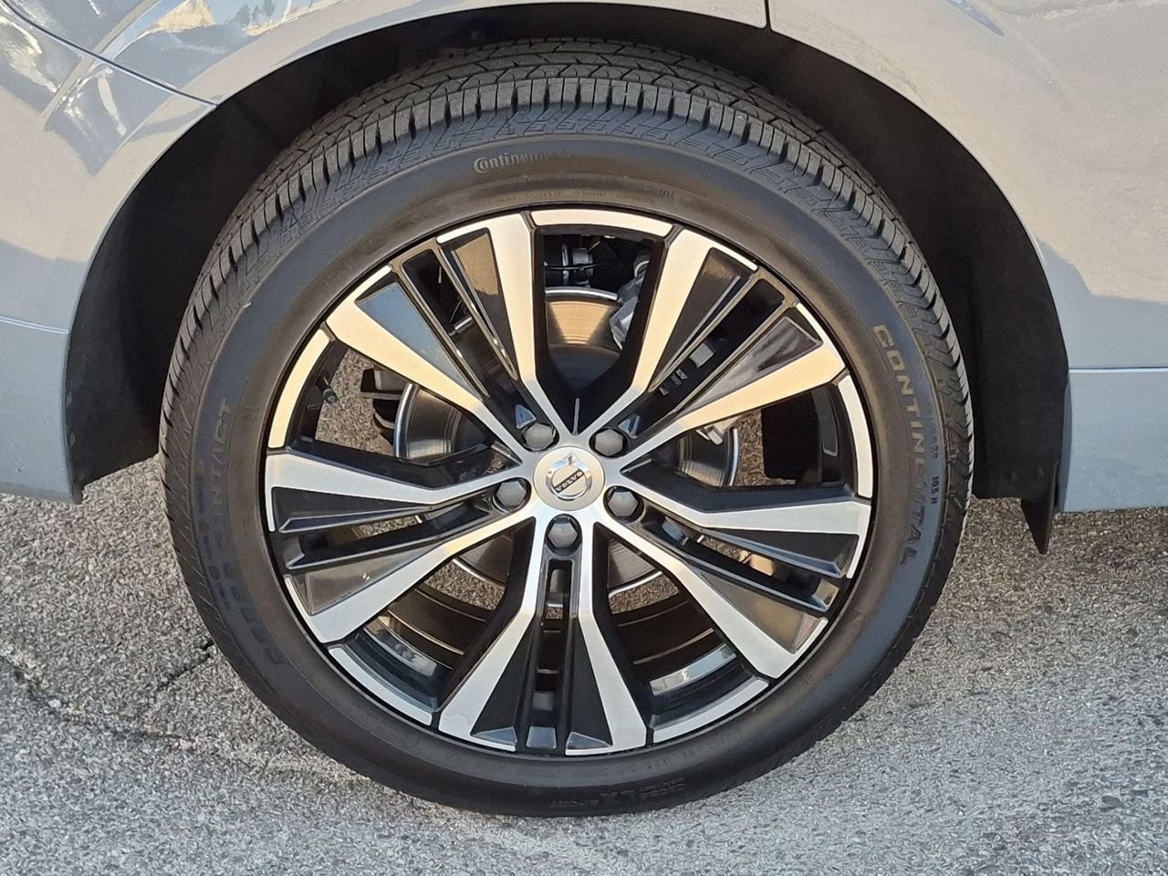 Certified 2024 Volvo XC60 B5 Plus w/ Protection Package Premier AWD/4WD image 9