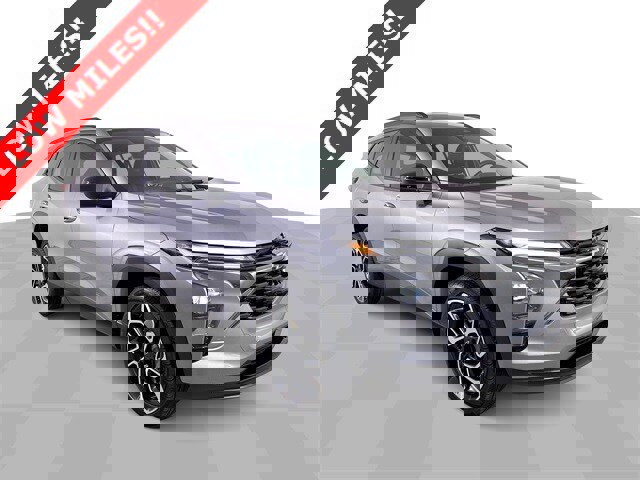 Used 2025 Chevrolet Trax RS w/ Sunroof Package image 2