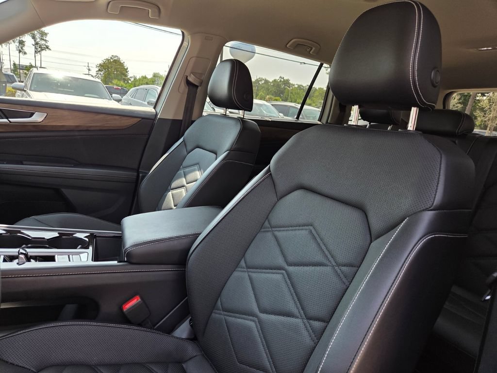 Certified 2025 Volkswagen Atlas SE FWD image 11