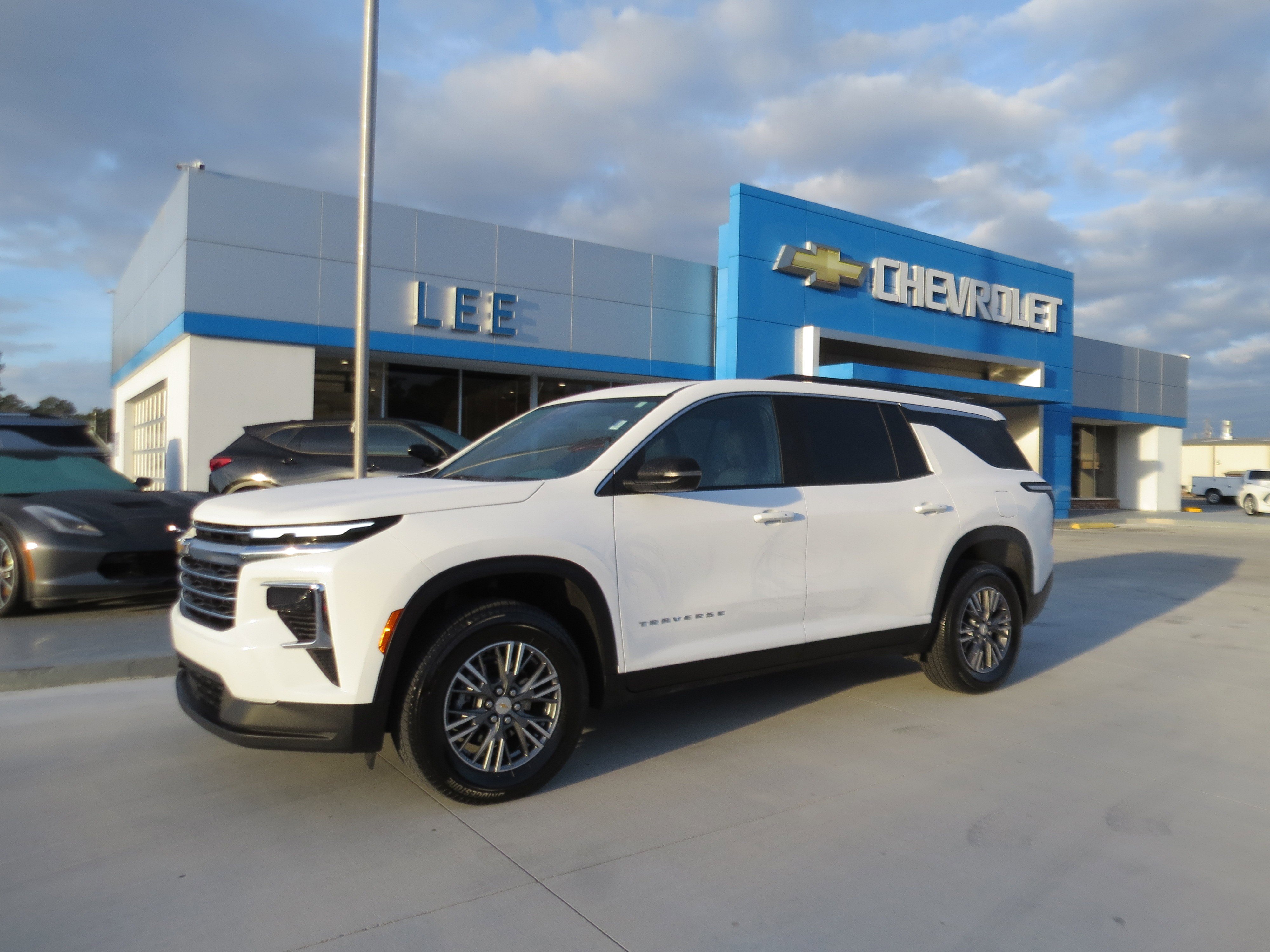 Used 2025 Chevrolet Traverse LT image 1