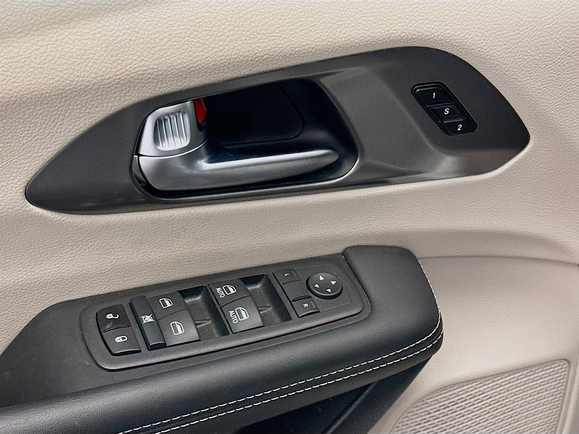 Used 2024 Chrysler Pacifica Touring-L image 15