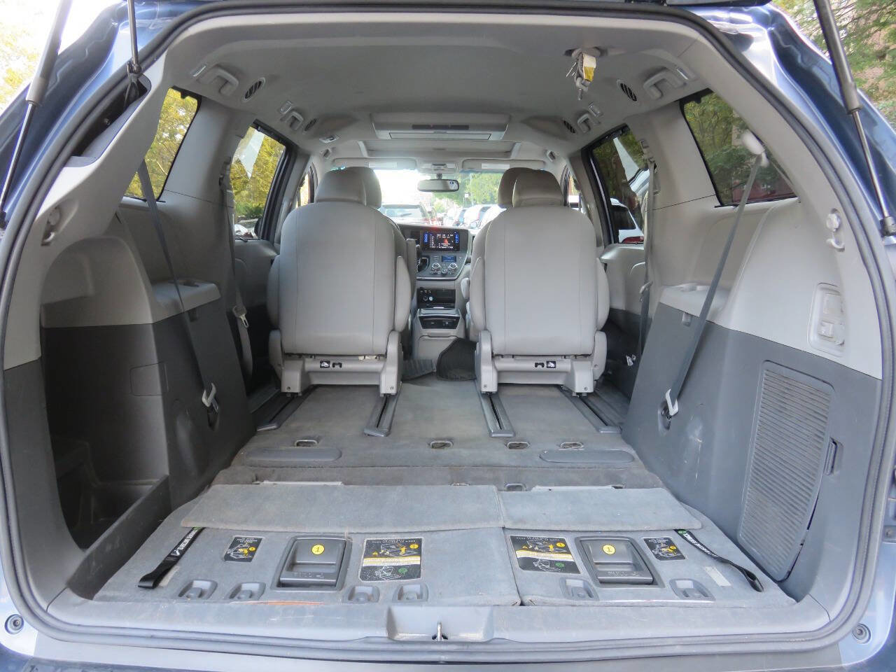 Used 2016 Toyota Sienna XLE Premium image 26