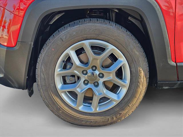 Used 2017 Jeep Renegade Latitude FWD image 23