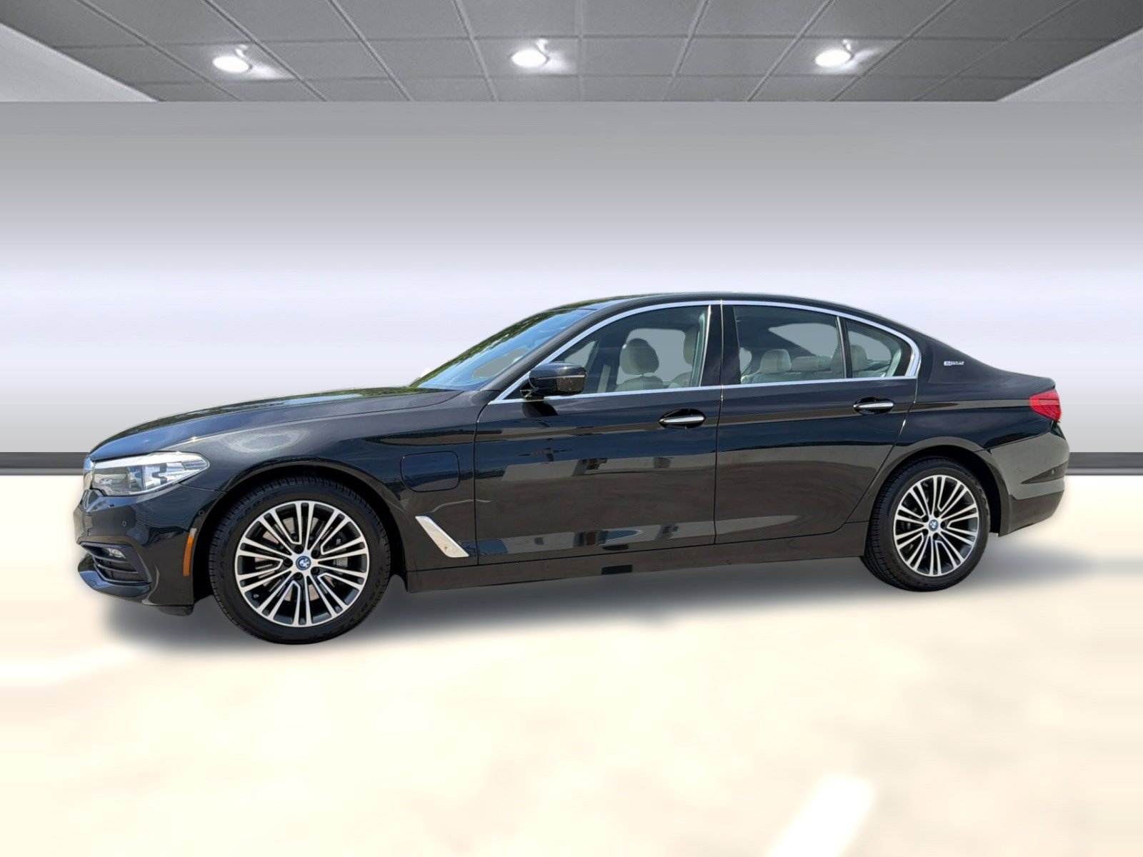 Used 2018 BMW 530e xDrive AWD/4WD image 2