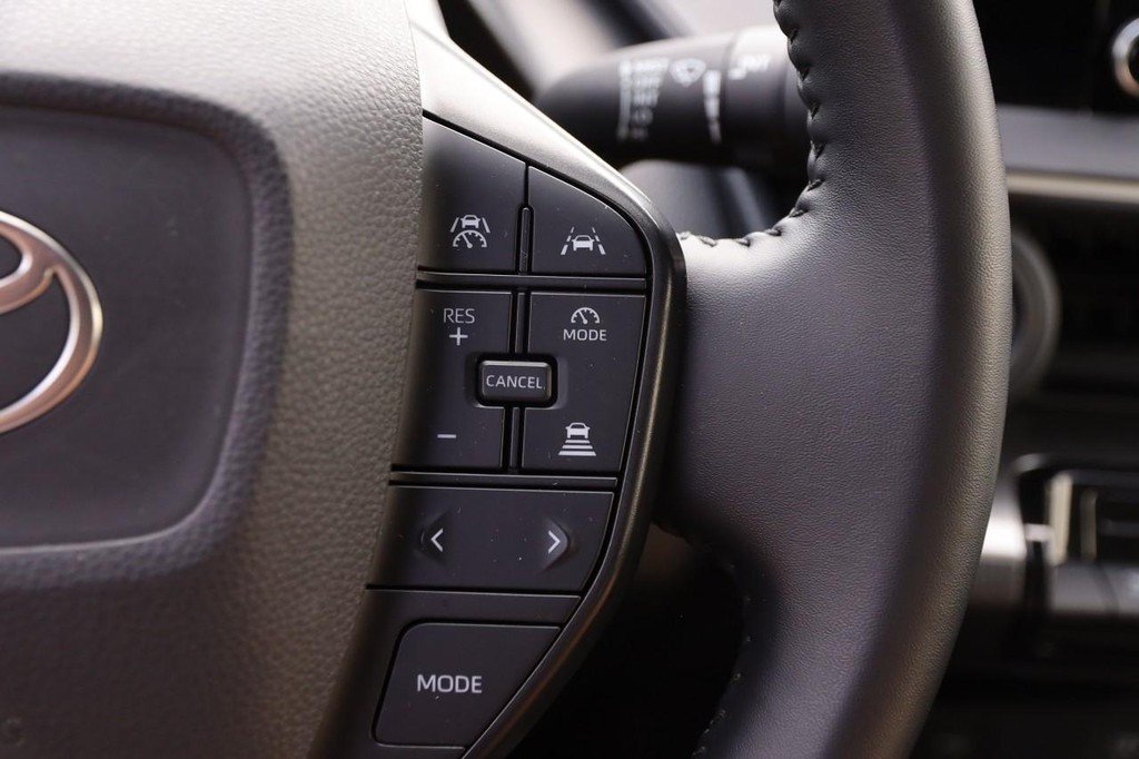 Used 2025 Toyota Prius LE AWD/4WD image 12