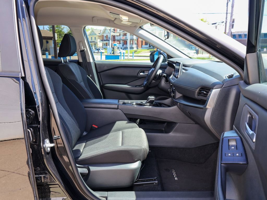 Used 2025 Nissan Rogue SV image 27