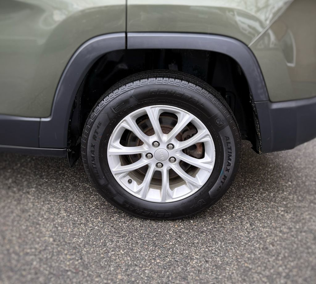 Used 2019 Jeep Cherokee Latitude w/ Popular Appearance Group image 12