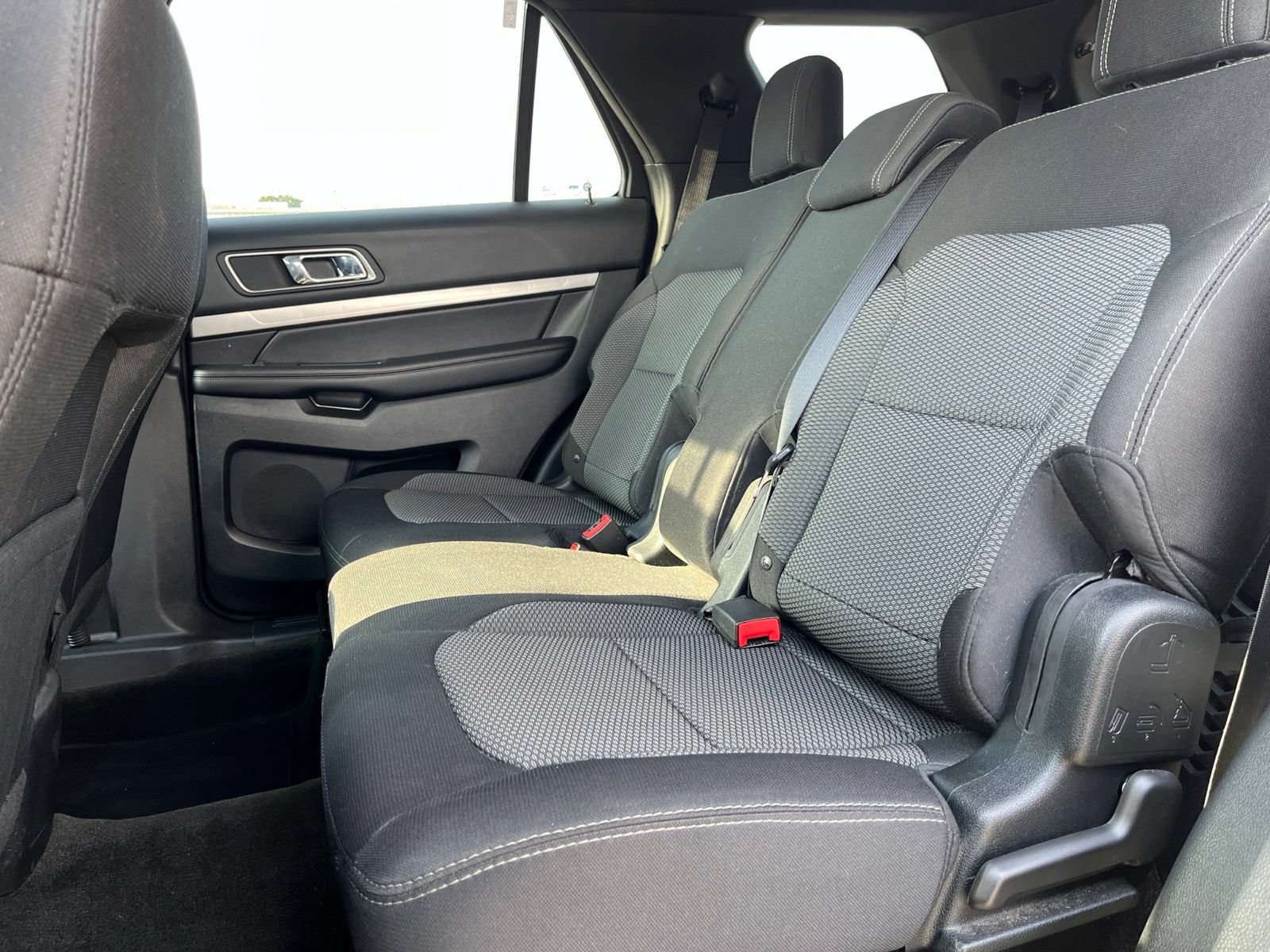 Used 2018 Ford Explorer XLT w/ Equipment Group 201A FWD image 12