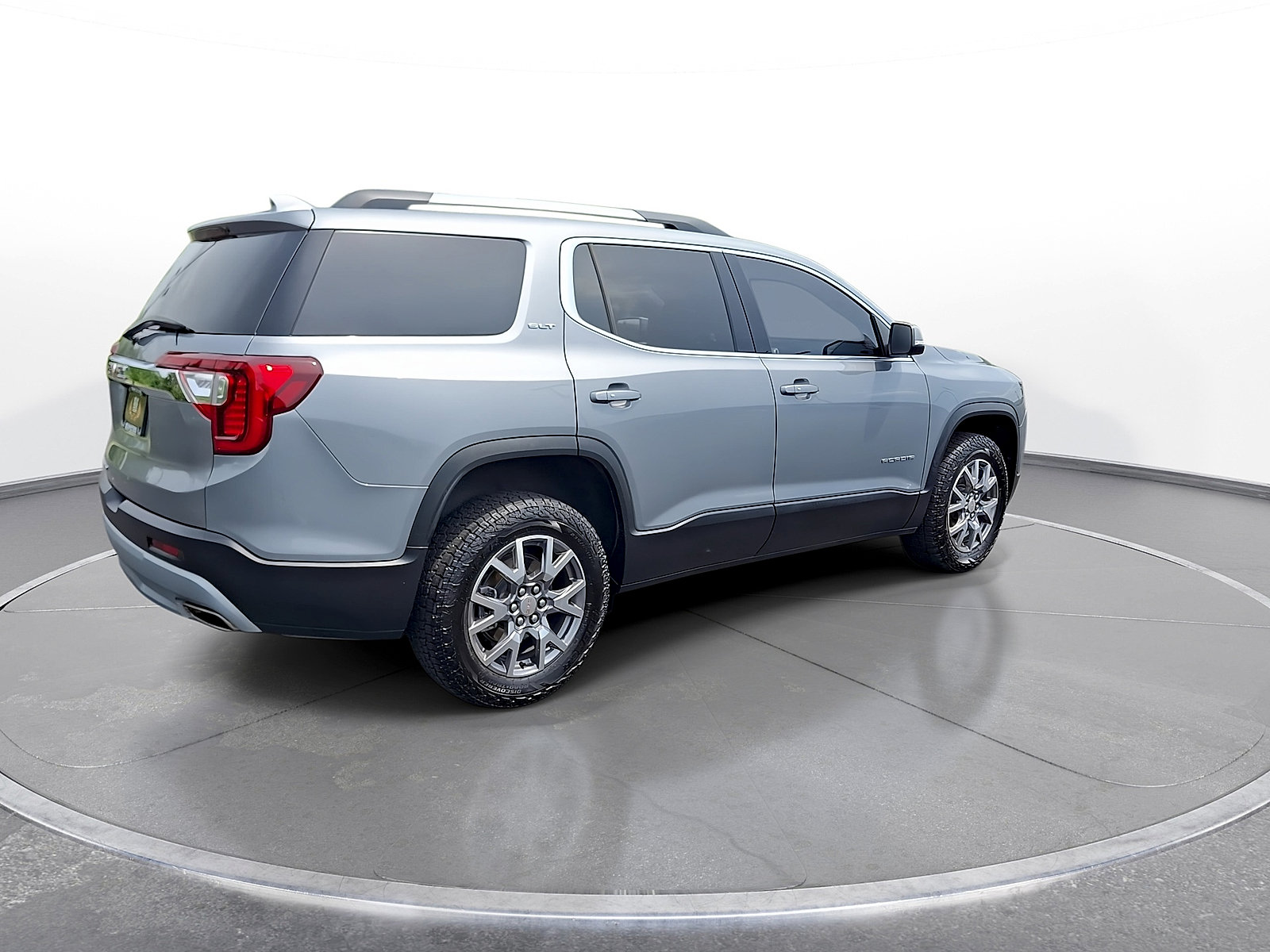 Used 2023 GMC Acadia SLT w/ LPO, Floor Liner Package FWD image 8