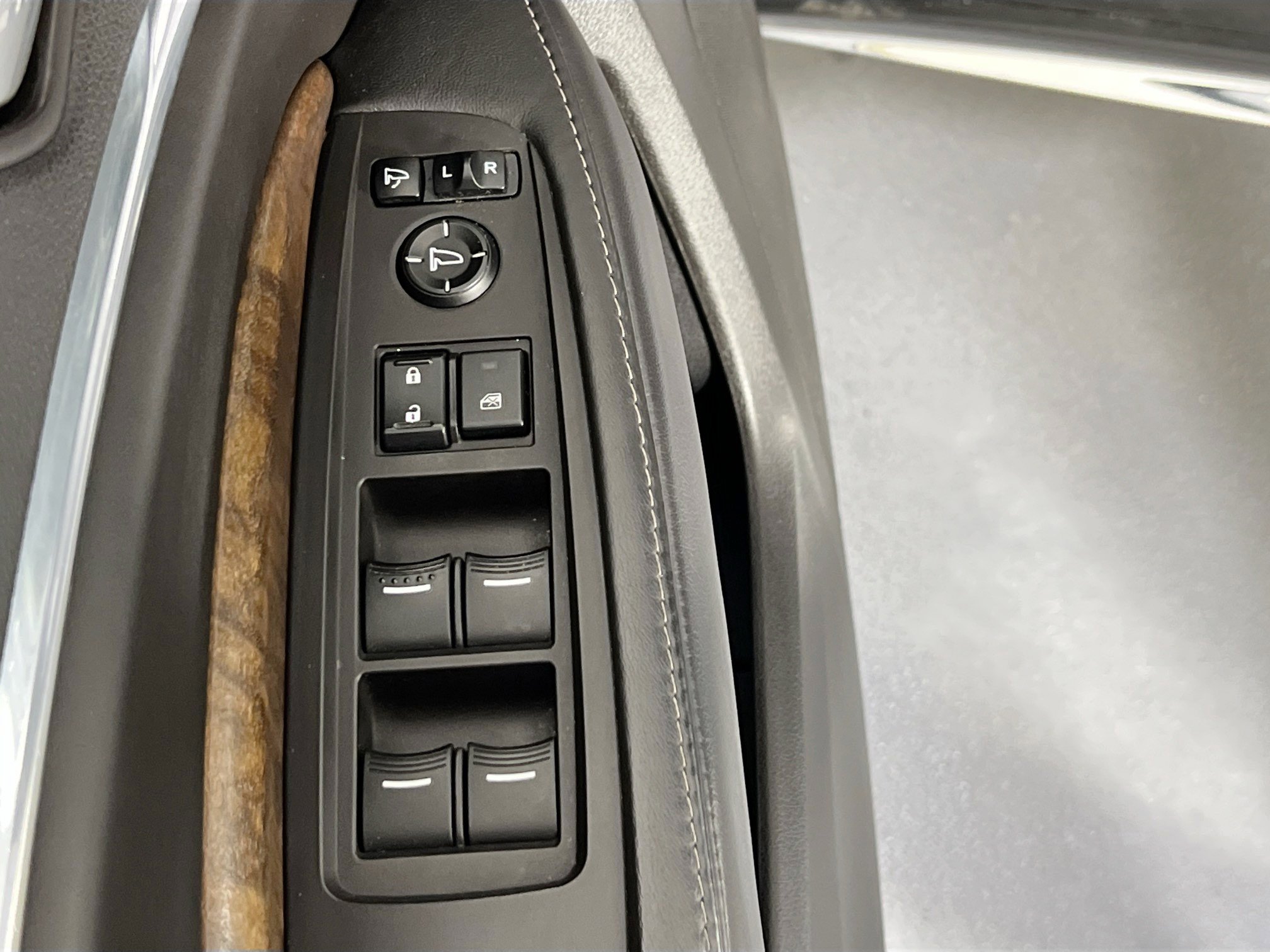 Used 2017 Acura MDX SH-AWD image 18