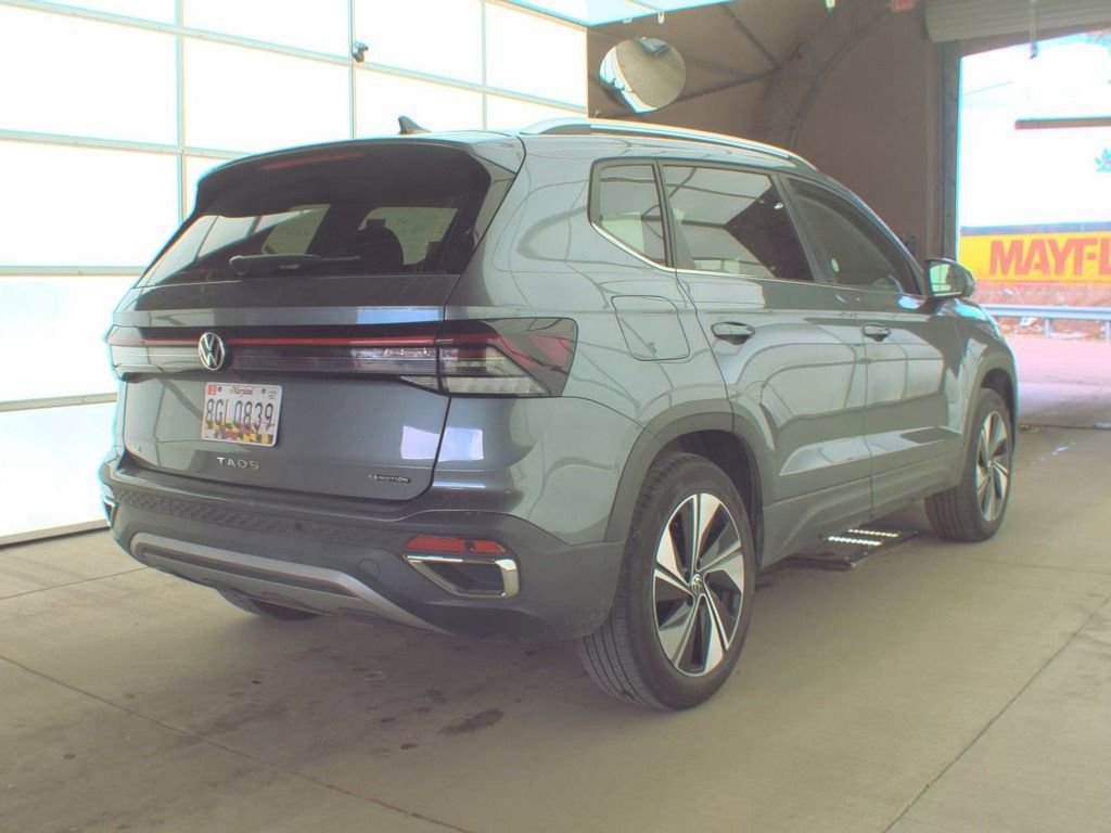 Used 2025 Volkswagen Taos SE image 2
