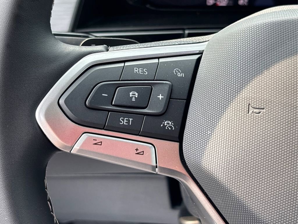 Used 2025 Volkswagen Atlas Cross Sport SE image 38