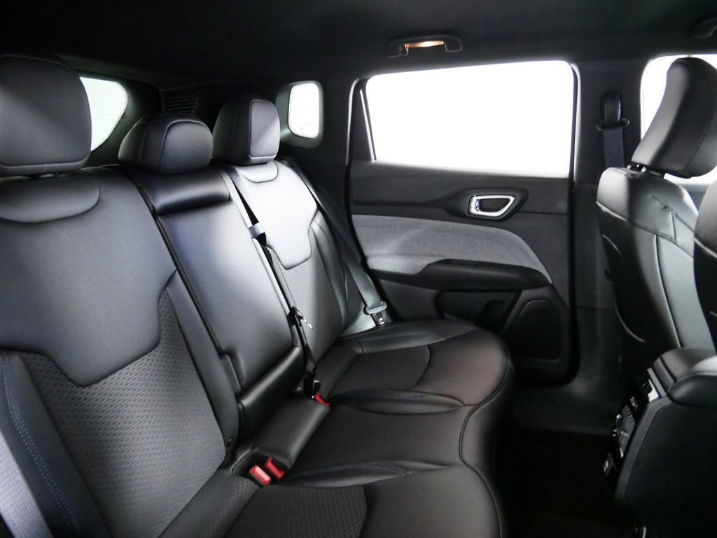 Used 2024 Jeep Compass Latitude image 25