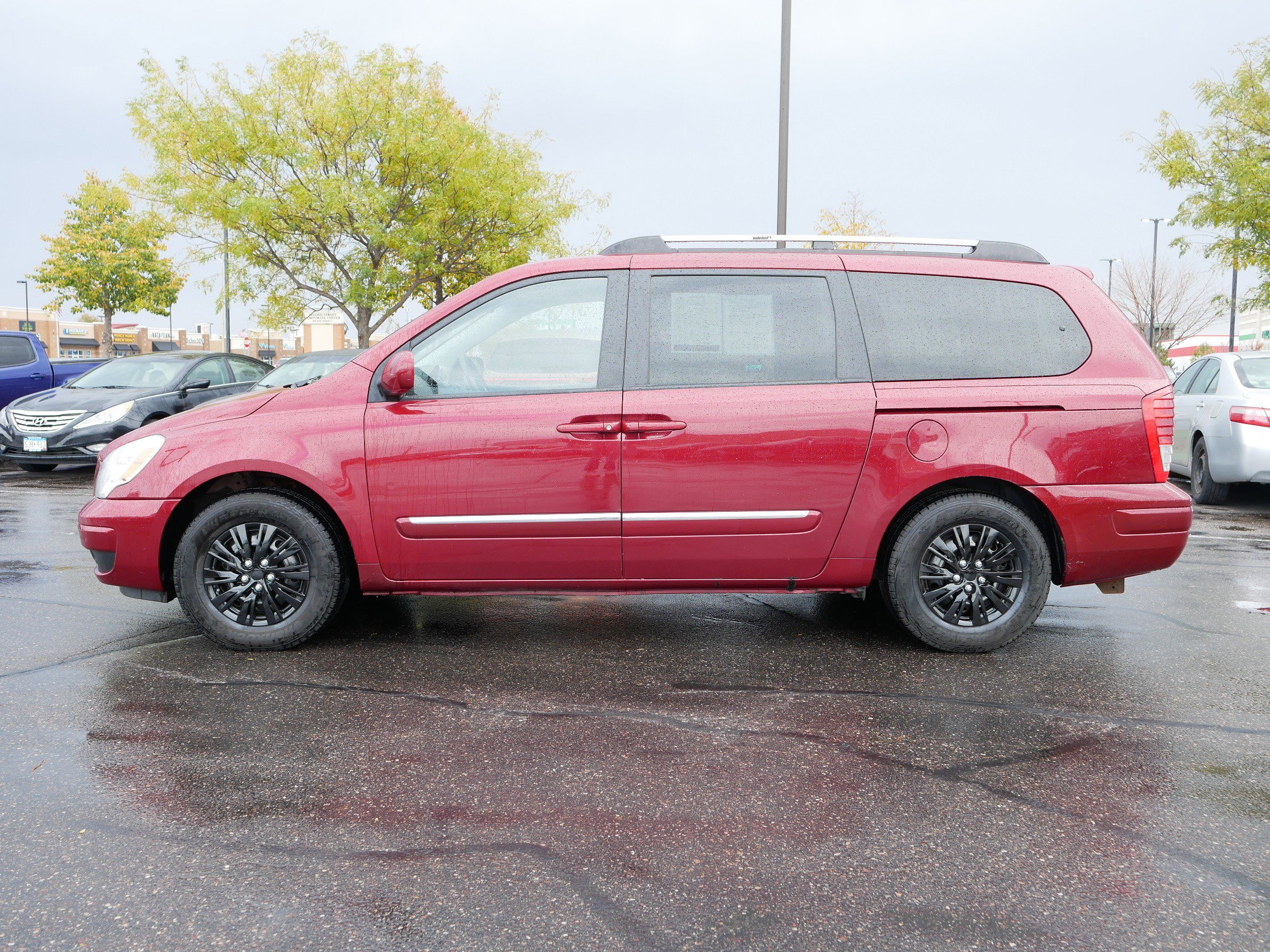 Used 2008 Hyundai Entourage image 2