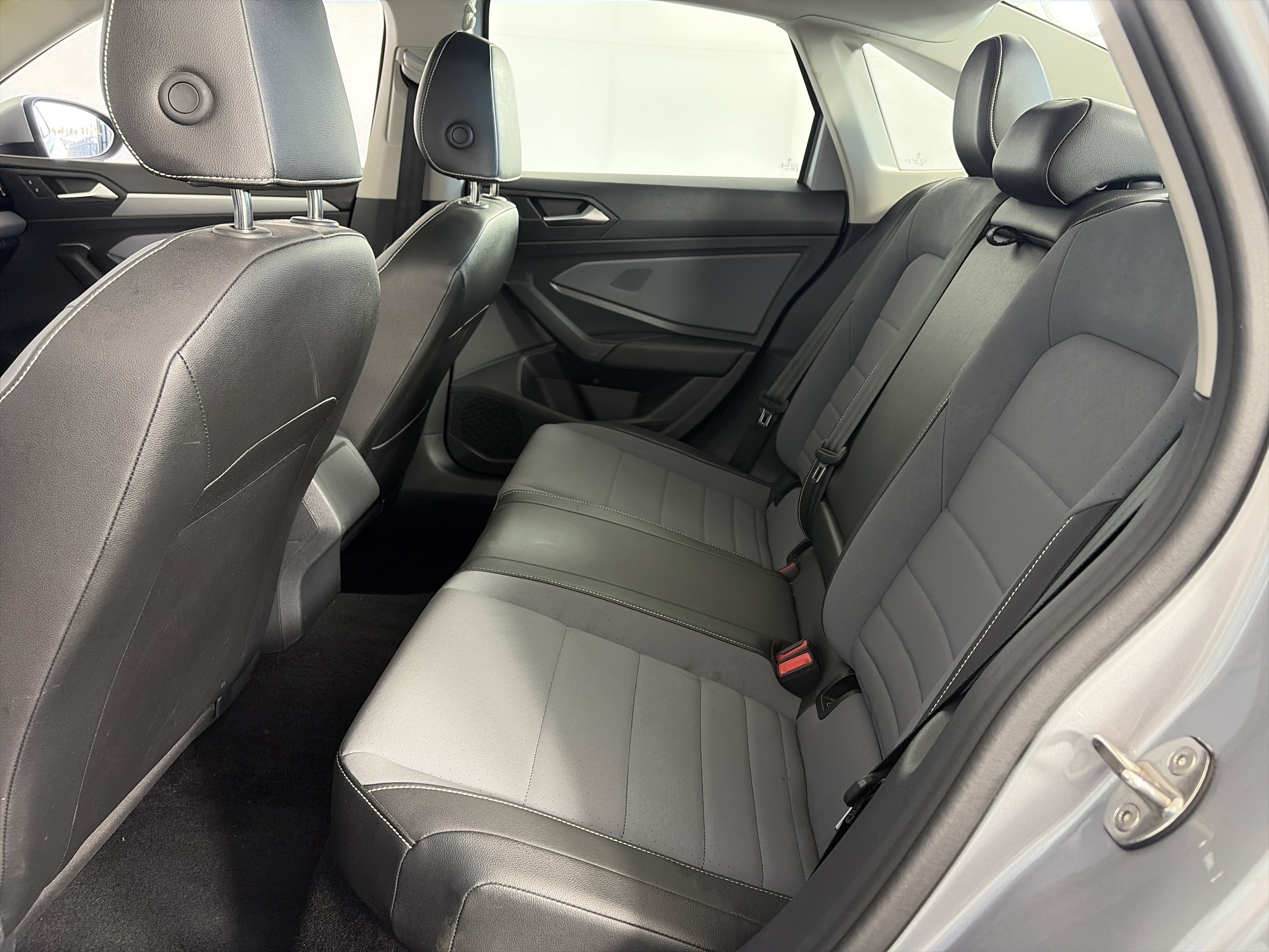 Used 2025 Volkswagen Jetta SE FWD image 6