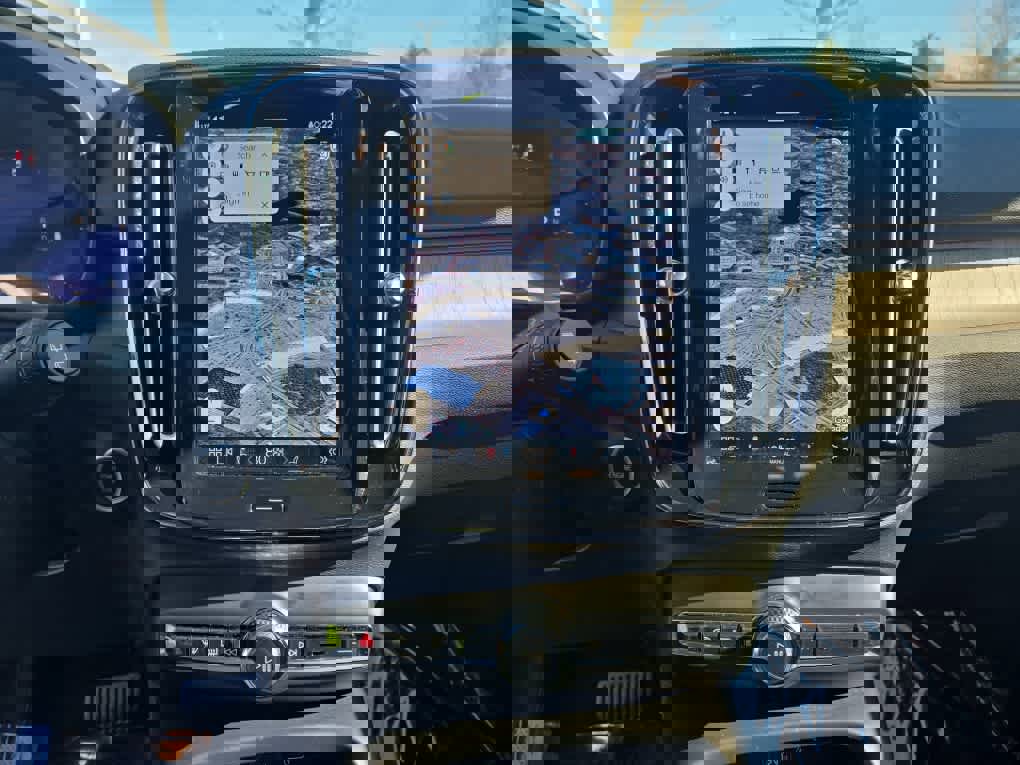 Used 2023 Volvo XC40 B5 Plus w/ Protection Package Premier image 18