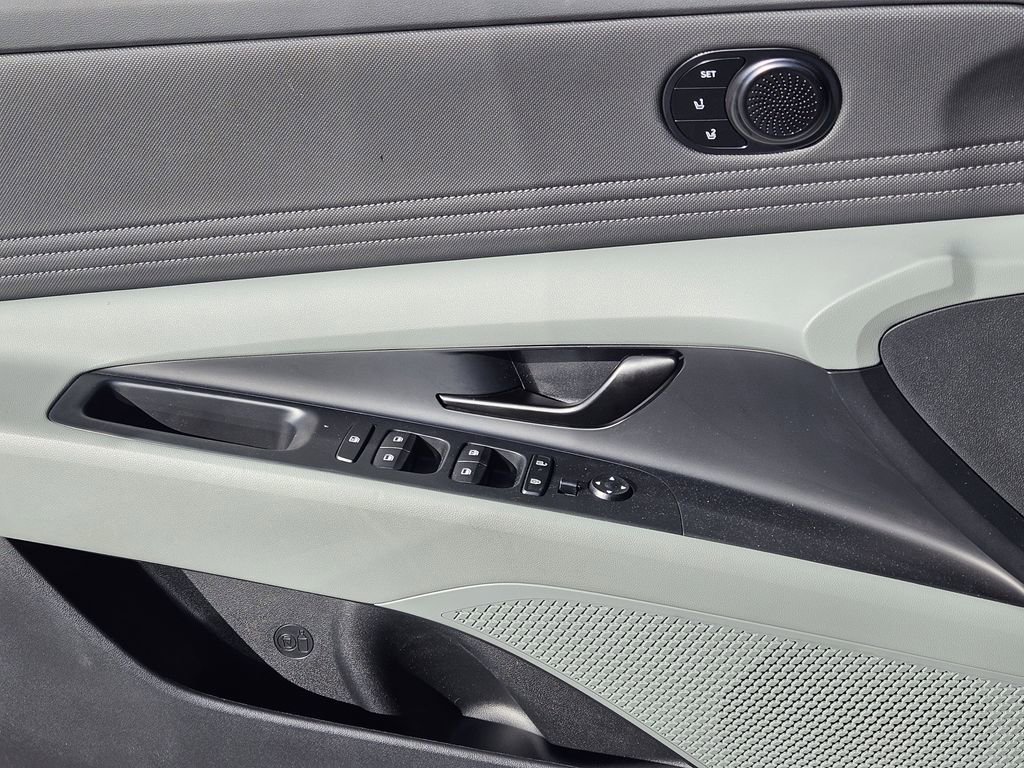 Used 2025 Hyundai Elantra Limited image 19