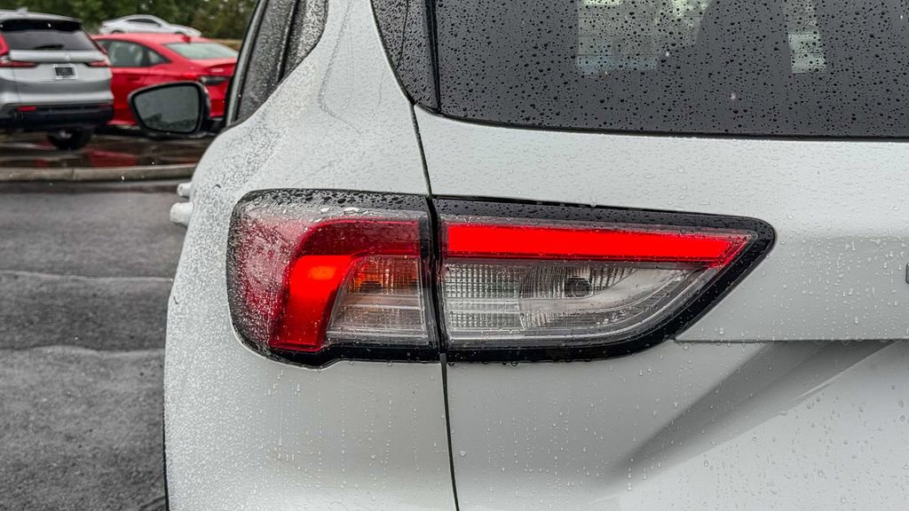 Used 2022 Ford Escape SE w/ SE Sport Appearance Package FWD image 9
