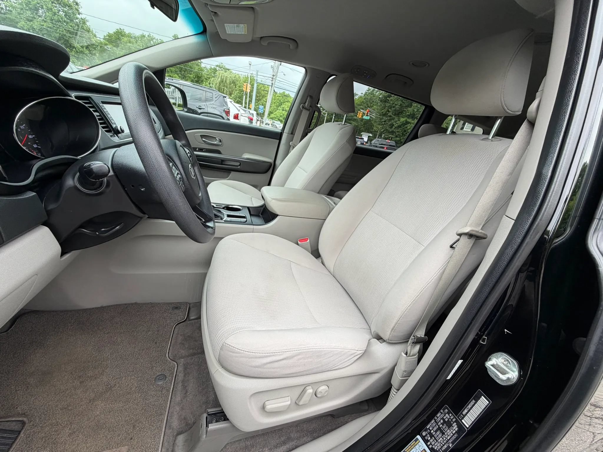 Used 2019 Kia Sedona LX FWD image 13