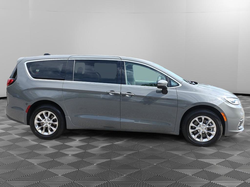 Used 2023 Chrysler Pacifica Touring-L AWD/4WD image 9