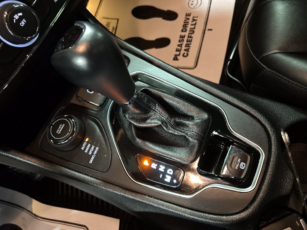 Used 2021 Jeep Cherokee Latitude Plus AWD/4WD image 20